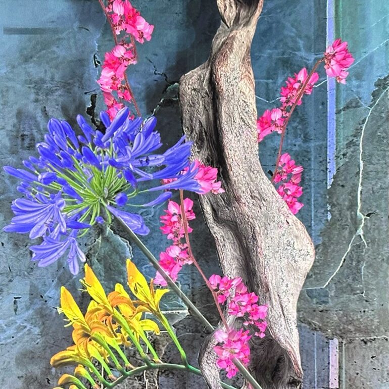 Treibholz mit Blumen